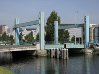 905696 Gezicht op de Nelson Mandelabrug over het Merwedekanaal te Utrecht, vanaf de Kanaalweg, met op de achtergrond ...